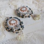 BO Angelique Marquise des Anges Haute-Couture broderet med ædelsten (hvide Howlite-cabochoner), Swarovski-krystaller og rocailles